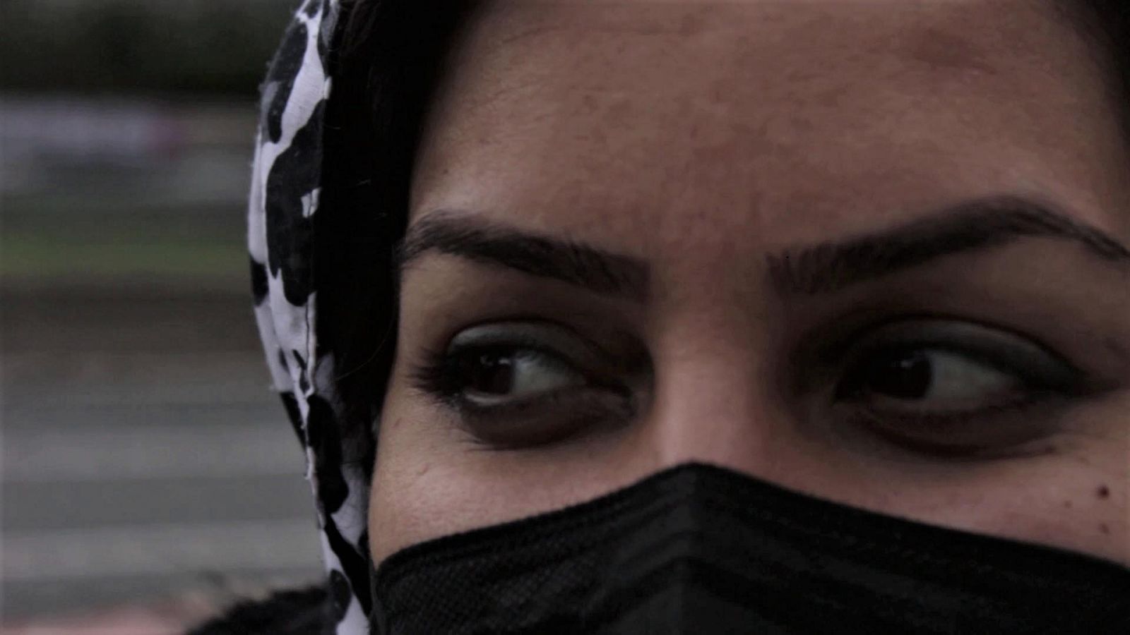 Por tres razones - Sharifeh Ayubi: "Te ven en los ojos que eres extranjera" - 17/02/2021 - Ver ahora