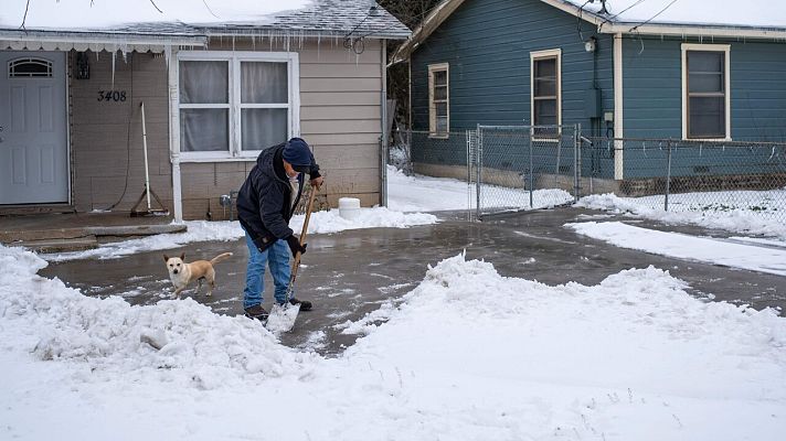 Telediario 1 - La histórica tormenta de nieve en Texas deja a millones de personas sin electricidad ni agua