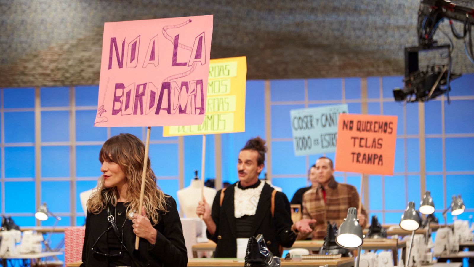 Los aprendices reivindican sus derechos - Maestros de la costura | Ver