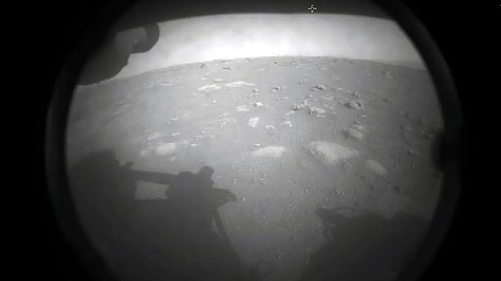 Telediario 1 - El rover Perseverance ya ha mandado los primeros sonidos e imágenes del planeta rojo tras las primeras horas en Marte