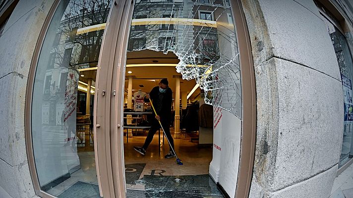 Telediario 1 - Decenas de comercios de Barcelona sufren destrozos durante las protestas por Hasel