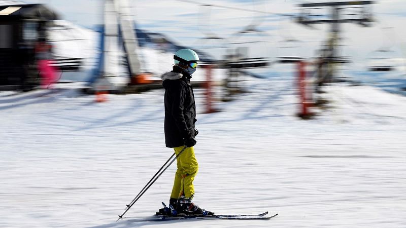Las estaciones de esquí abiertas confían lo que queda de temporada a la relajación de las restricciones