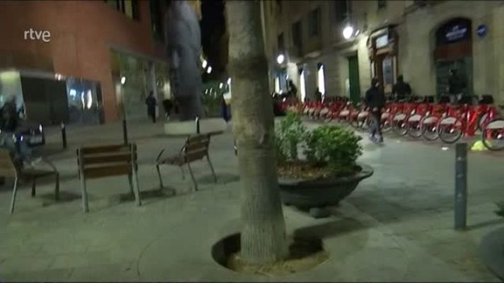 L'Informatiu - Joves encaputxats trenquen els vidres del Palau de la Música