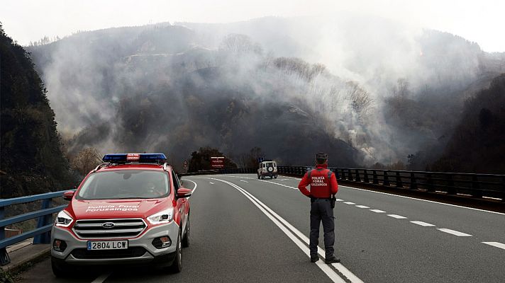 Telediario 1 - Un incendio de grandes dimensiones afecta a Navarra, Guipúzcoa y Francia