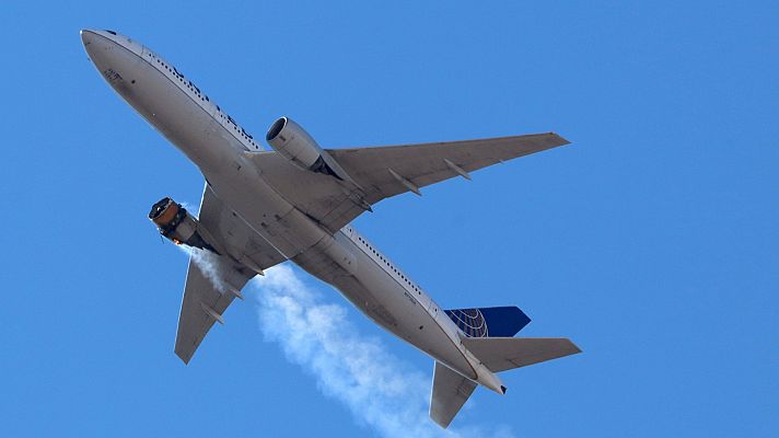 Informativo 24h - Un avión aterriza de emergencia en EE.UU. tras perder partes del motor en pleno vuelo
