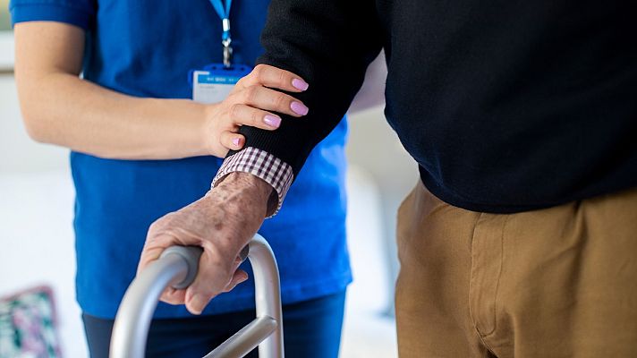 Telediario 1 - La desescalada en las residencias: se amplían las visitas de familiares y las salidas