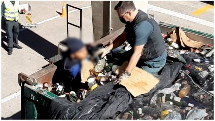 Informativo 24h - La Guardia Civil rescata a 41 personas en el puerto de Melilla ocultas en bateas entre restos de vidrios y cenizas