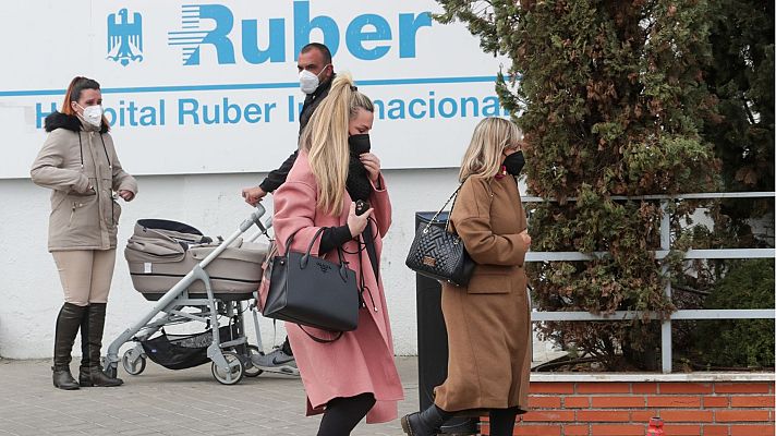  - Edurne acude a su última revisión médica del embarazo junto a su madre