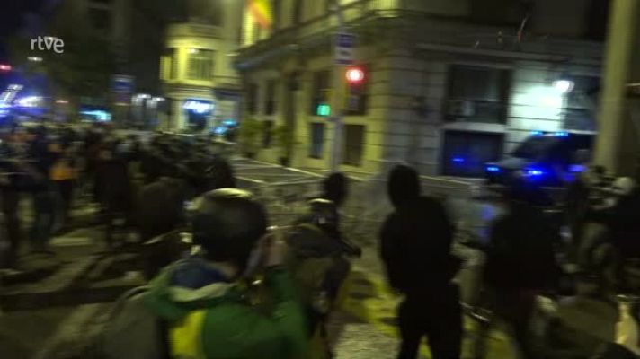 L'Informatiu - Llançaments i algun contenidor cremat en la setena jornada de manifestacions a Barcelona