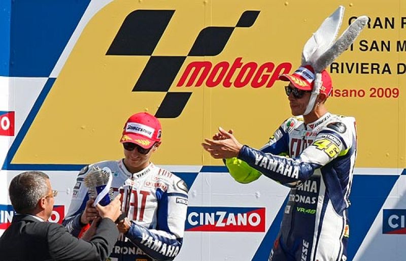 Rossi impuso su ley en Misano. Simón dejó casi sentenciado el Mundial de 125. Barberá ganó en 250 y Bautista recorta puntos con Aoyama.