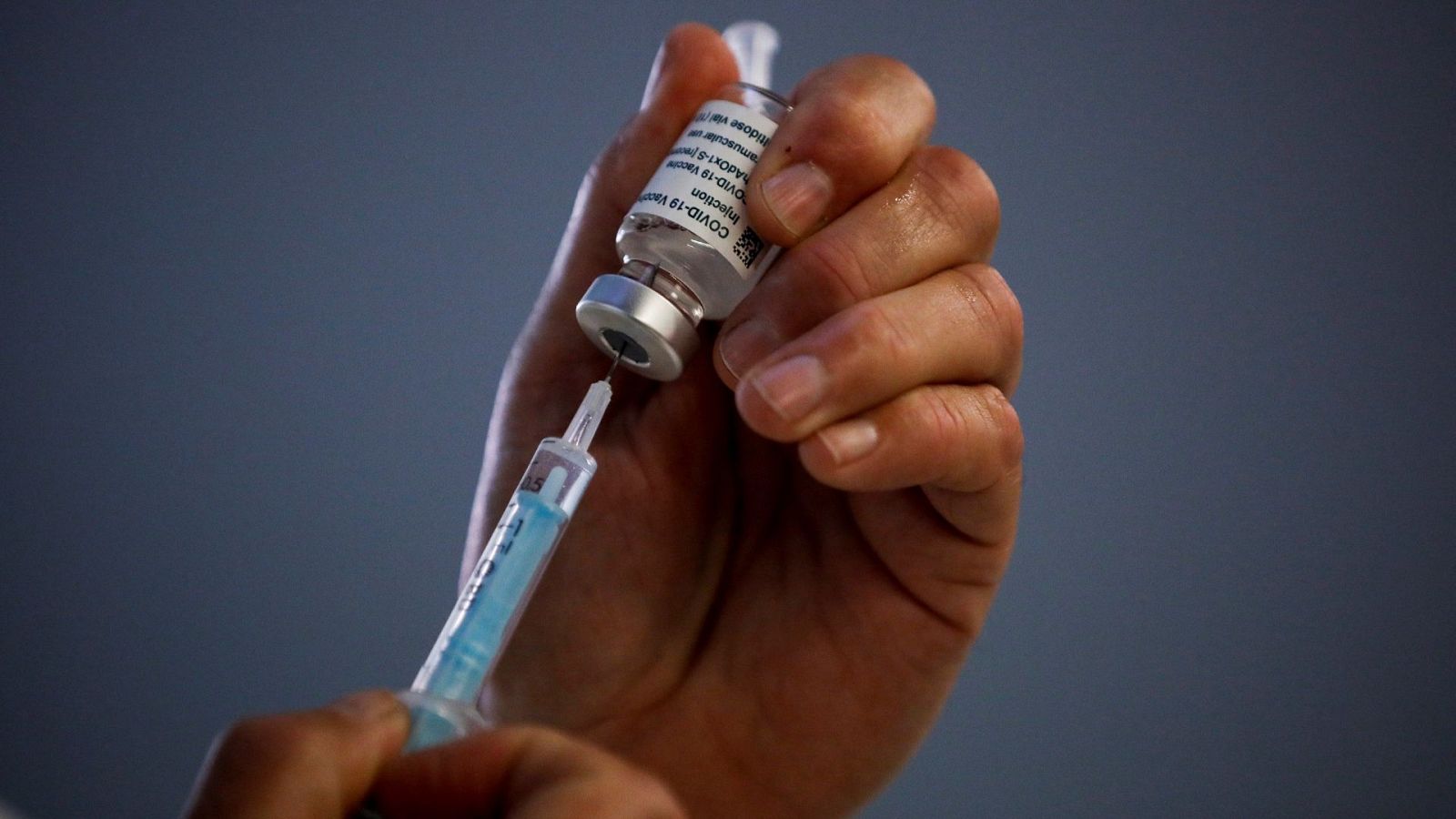 La UE, preocupada por los retrasos en las vacunas y los cierres internos