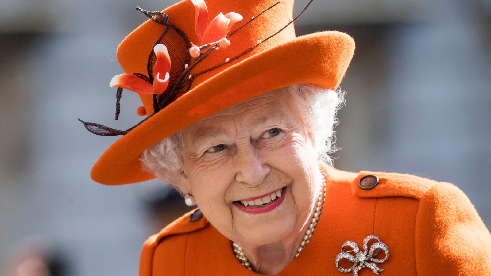 Isabel II anima a vencer la desconfianza frente a la vacuna contra la COVID-19