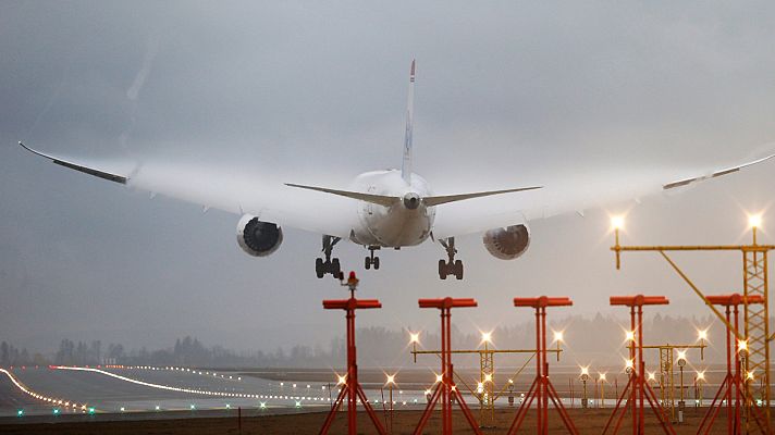 Informativo 24h - La reducción del tráfico aéreo por la pandemia lastra los resultados de IAG que pierde 6.900 millones