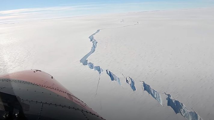 Informativo 24h - Un iceberg gigante se desprende de la plataforma de hielo que bordea la Antártida