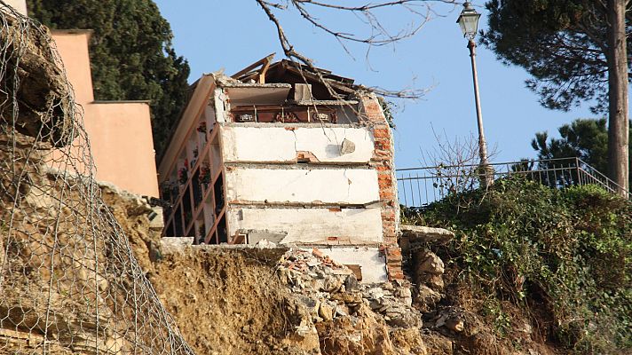 Telediario 1 - Un cementerio se derrumba en un acantilado italiano y pierde unos 200 féretros en el mar