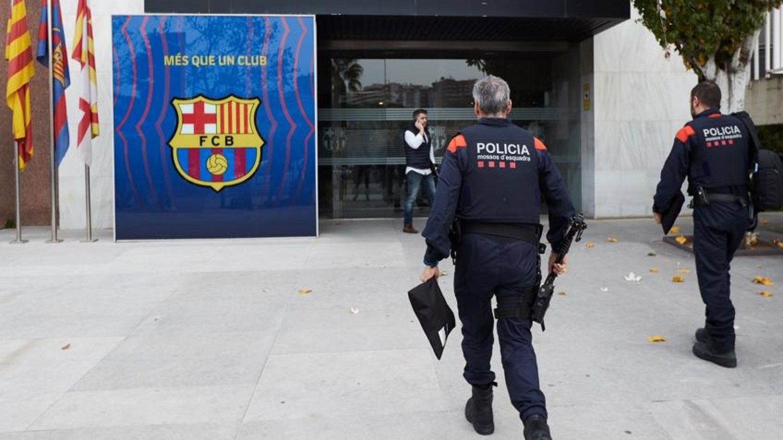 Los Mossos registran las oficinas del Barça | Ver