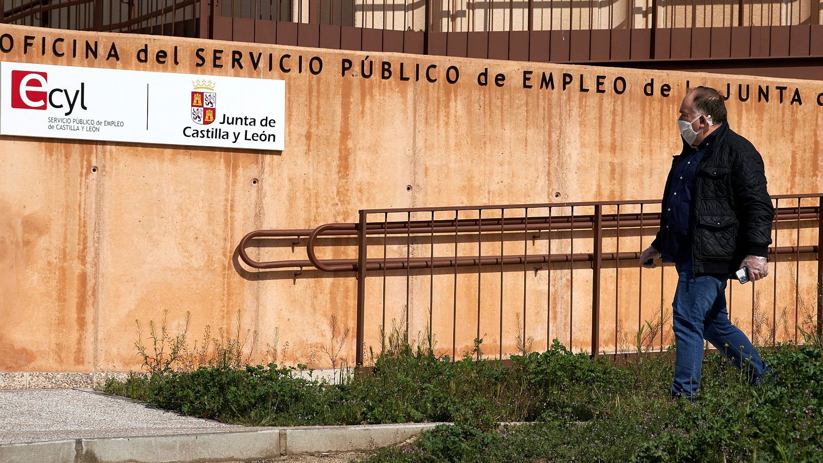 El 25 % de los parados tiene más de 50 años: "Cuando ven la edad, tiran mi currículum a la papelera"