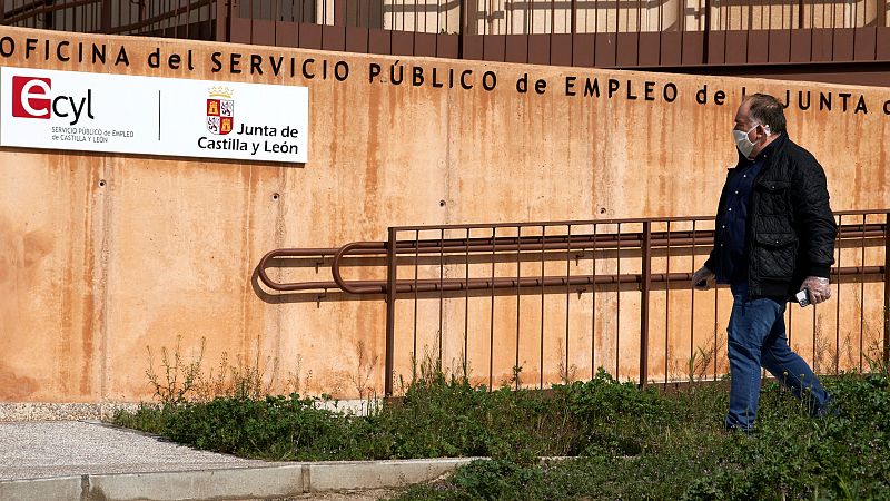 El 25 % de los parados tiene más de 50 años: "Cuando ven la edad, tiran mi currículum a la papelera"