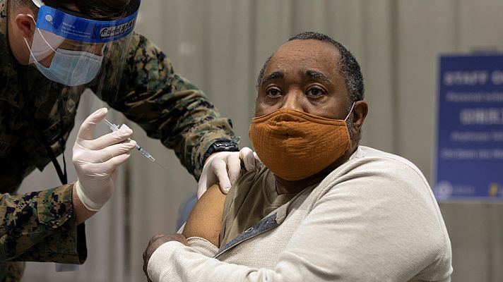 La noche en 24h - Biden utiliza leyes de guerra para acelerar la vacunaciones y promete que llegarán a todos los adultos a finales de mayo