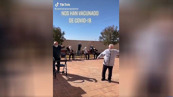 Telediario 1 - Los "abuelos tiktokers" de una residencia española se convierten en estrellas en las redes