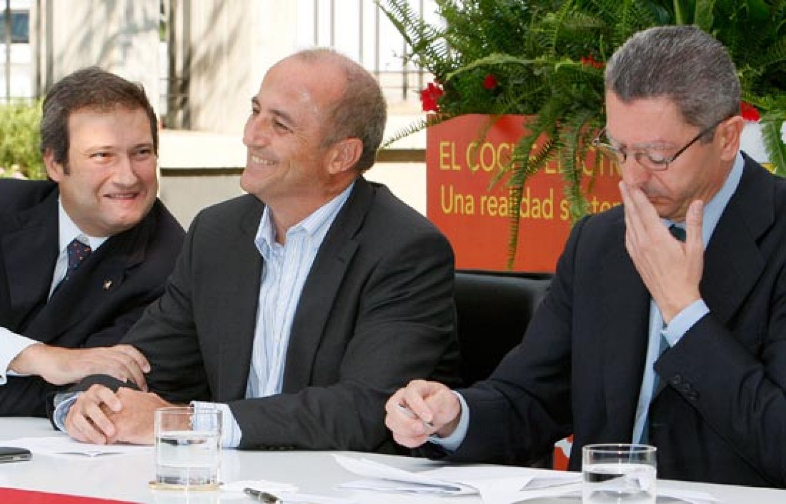 Sebastián y Gallardón presentan el coche eléctrico | Ver