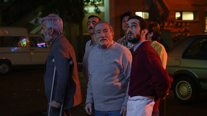 Cuéntame cómo pasó - Los vecinos de San Genaro retiran las fotos de María Alcánta