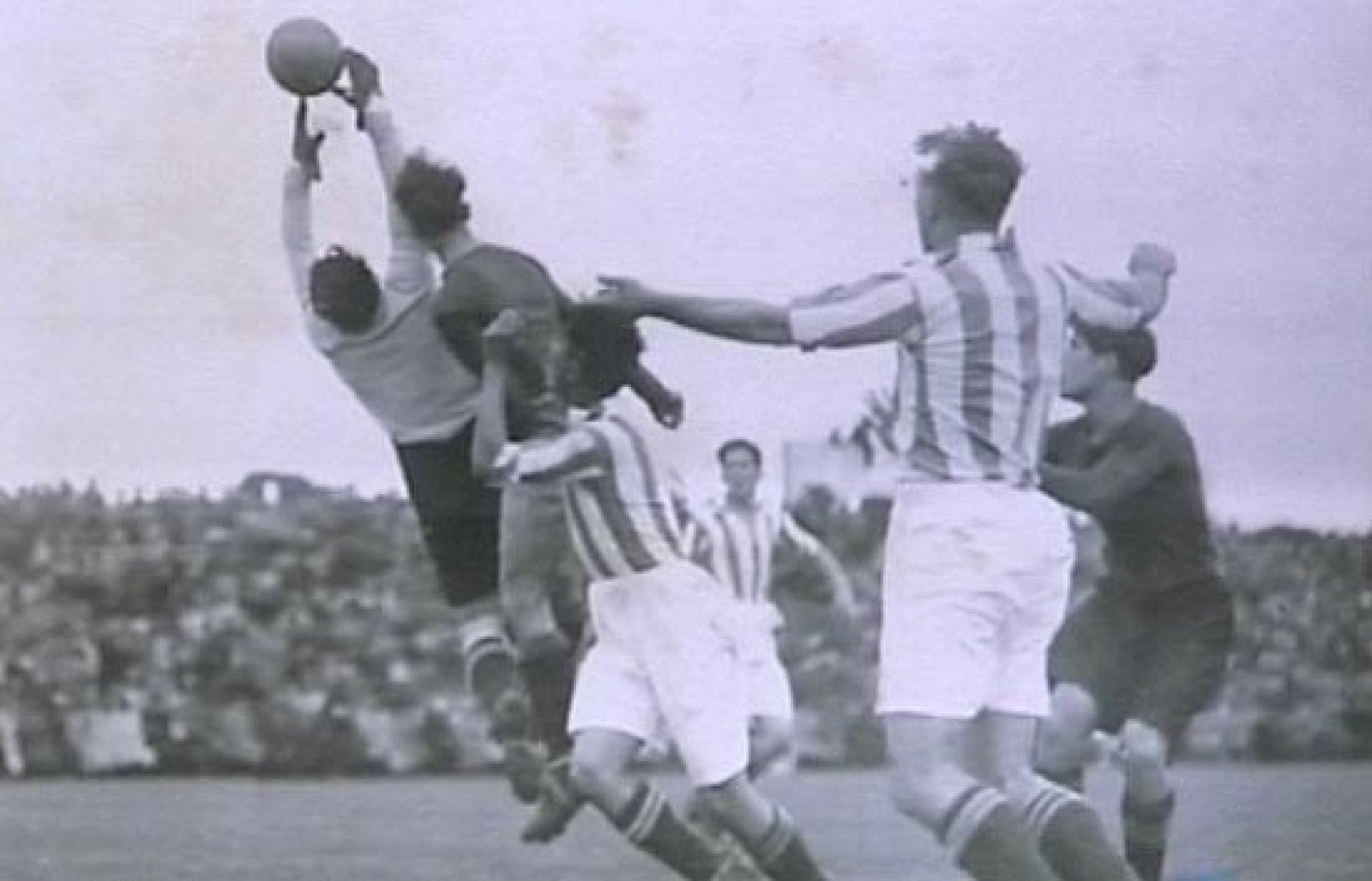 La Real Sociedad celebra sus 100 años de historia. Por las filas del conjunto donostiarra han pasado figuras como Arconada, López Ufarte, Zamora, Xabi Alonso, Nihat o Karpin.