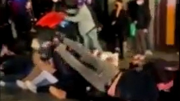 Telediario 1 - Graban a jóvenes en el centro de Madrid tras el toque de que