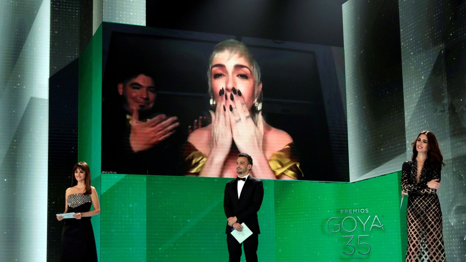 Nerea Torrijos, Goya al mejor diseño de vestuario por 'Akelarre', triunfa con su espontaneidad al dedicarle el premio a su novio: "¡Ven aquí, hostia!"