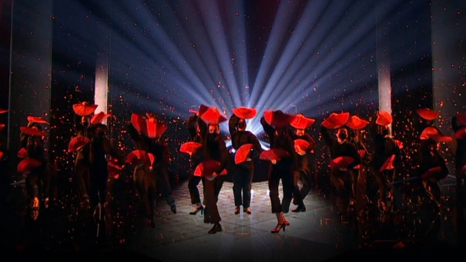 Abanicos y baile español reciben a Ángela Molina en los Goya 2021