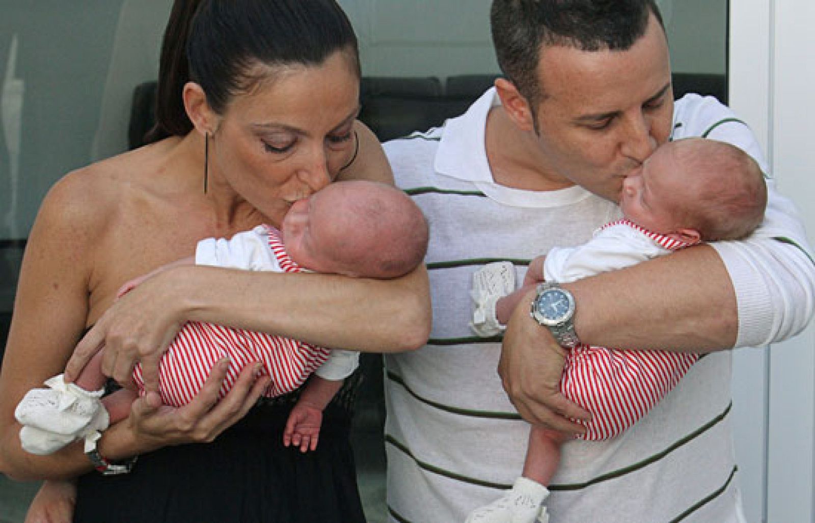 Nacen gemelos tras implantar tejido ovárico a una mujer que había superado un cáncer de mama | Ver