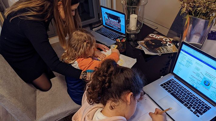 Telediario 1 - La carga desigual de las mujeres trabajadoras con hijos