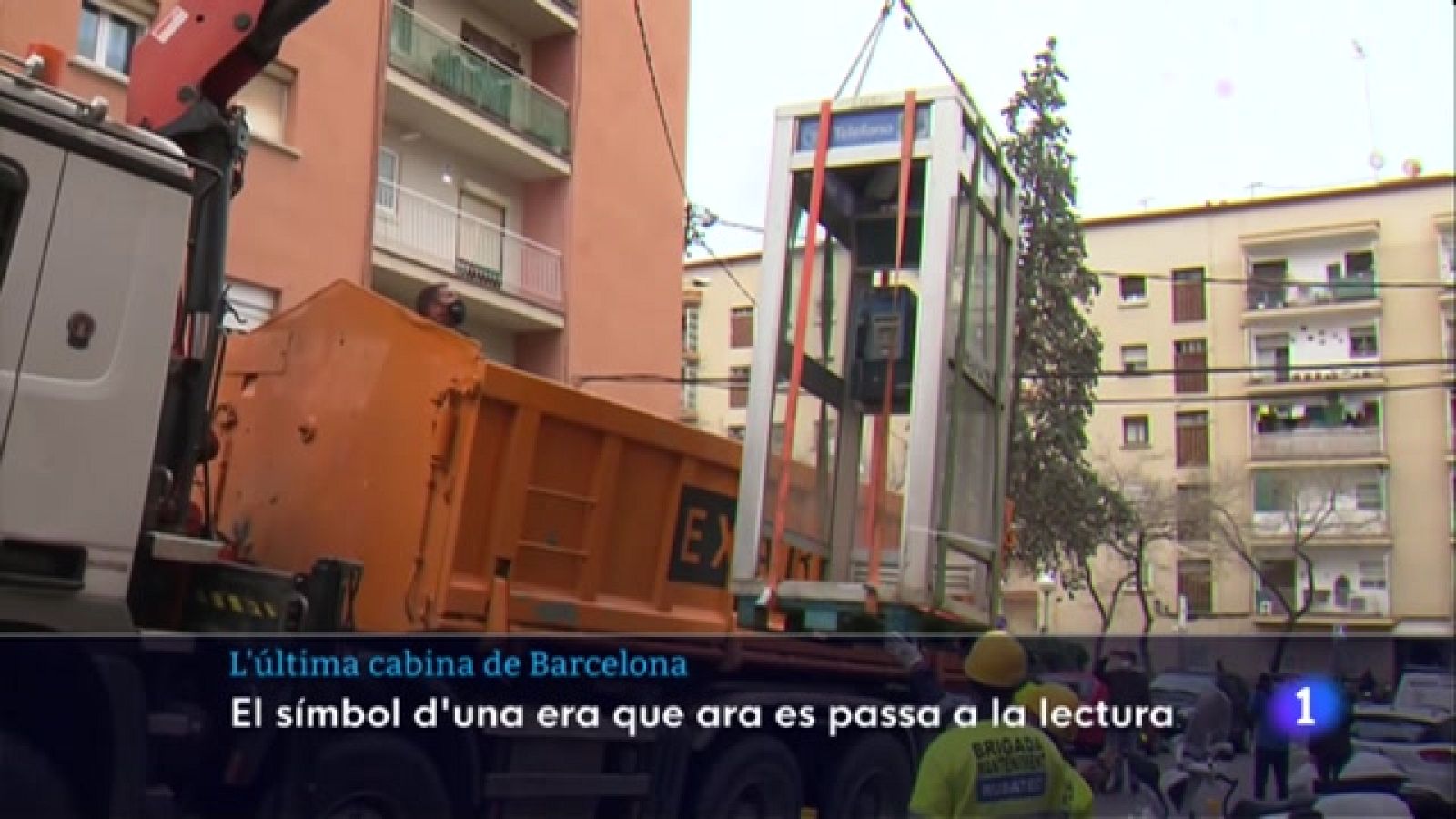 L'última cabina de Telefónica convertida en punt d'intercanvi de llibres