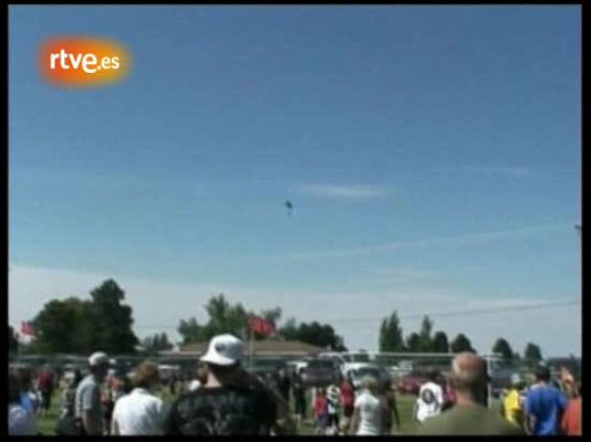  - Un parapente cae sobre el público
