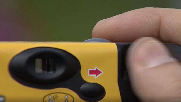 Telediario 1 - Las cámaras desechables viven una nueva edad de oro gracias a los jóvenes