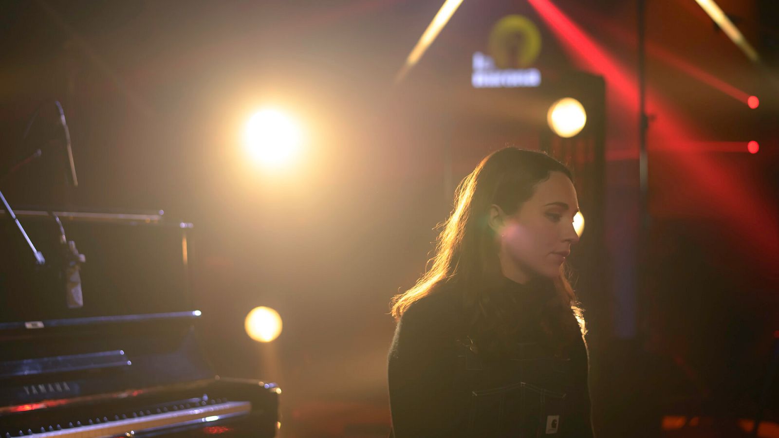 Núria Graham interpreta des de la Sala Mirona de Salt la cançó inèdita de 2015 "Boredom",