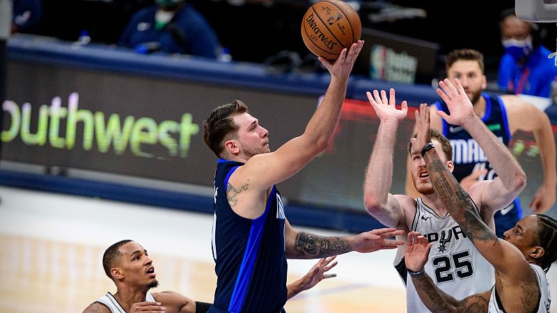 Doncic vuelve a brillar con un triple-doble ante los Spurs