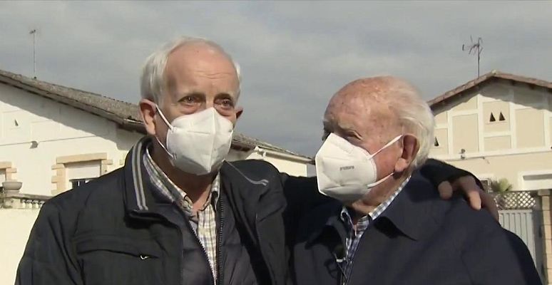 Telediario 1 - La emoción del reencuentro de dos hermanos nonagenarios un año después