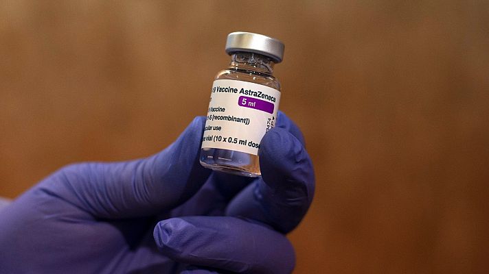 Telediario 1 - Seis comunidades inmovilizan un lote de AstraZeneca en estudio por trombos