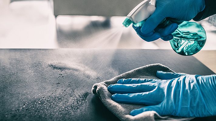 Telediario 1 - La pandemia de coronavirus desata una fiebre por la desinfección