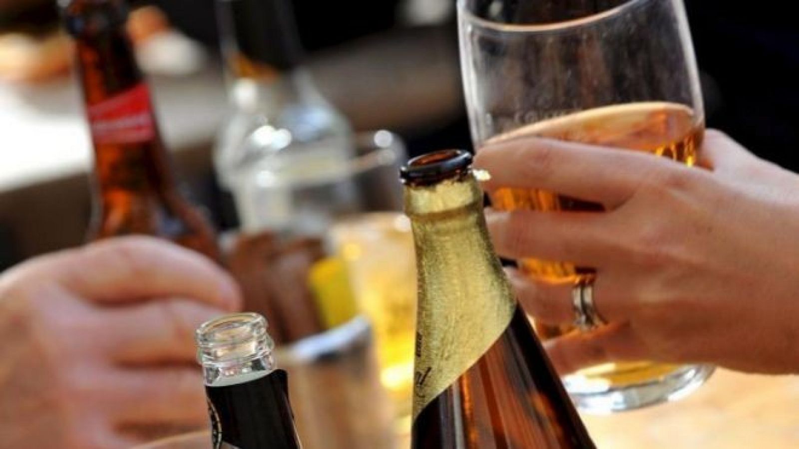 Los hosteleros jiennenses critican una fiesta ilegal que reunió a 733 personas en Linares - La hora de La 1 | Ver