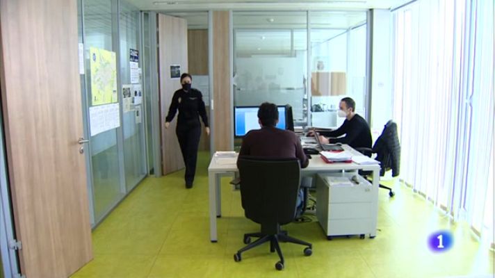 Informativo Telerioja - La Policía Nacional alerta de la propagación de un software malicioso en los dispositivos móviles El SMS te avisa sobre un paquete pendiente de recogida y en realidad, es una estafa