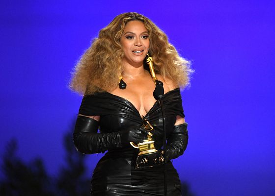 Telediario 1 - Taylor Swift y Beyoncé hacen historia en los Grammy con permiso de Billie Eilish.