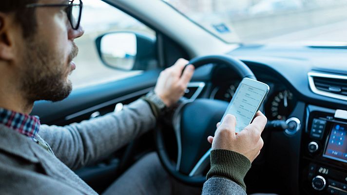 Telediario 1 - El Gobierno envía al Congreso la reforma del carné por puntos que endurece las sanciones por usar el móvil al volante