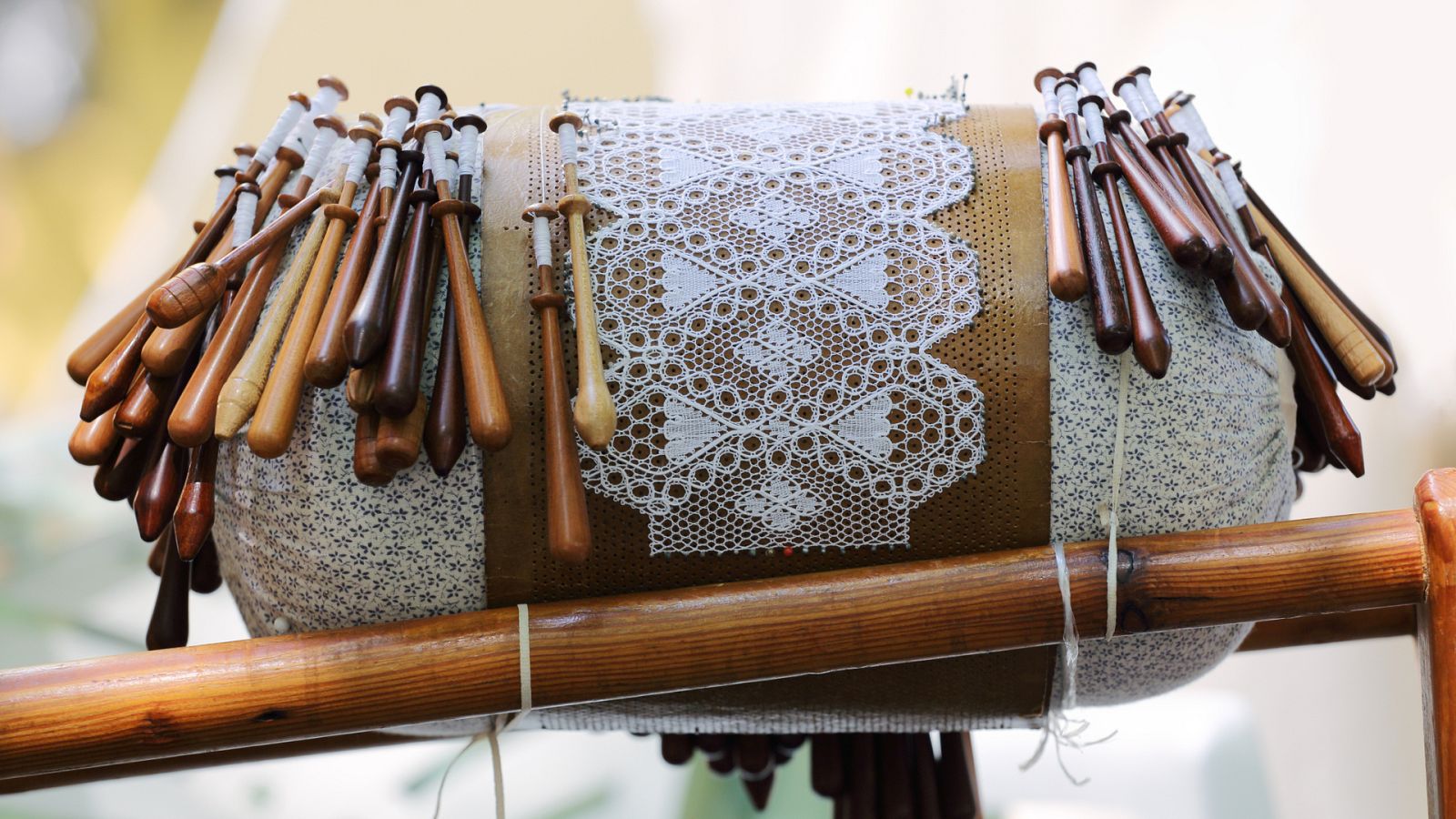 Aquí la Tierra - Aprendemos a hacer encaje de bolillos con Iturriaga