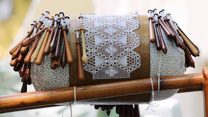 Aquí la Tierra - Aprendemos a hacer encaje de bolillos con Iturriaga