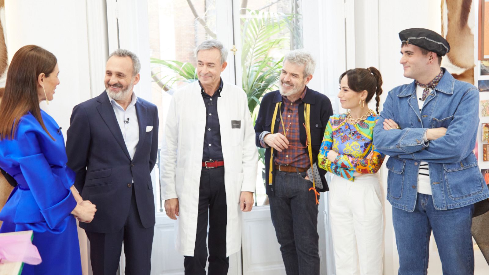 Marcos Luengo y su jefe de taller cosen junto a los aprendices | Ver