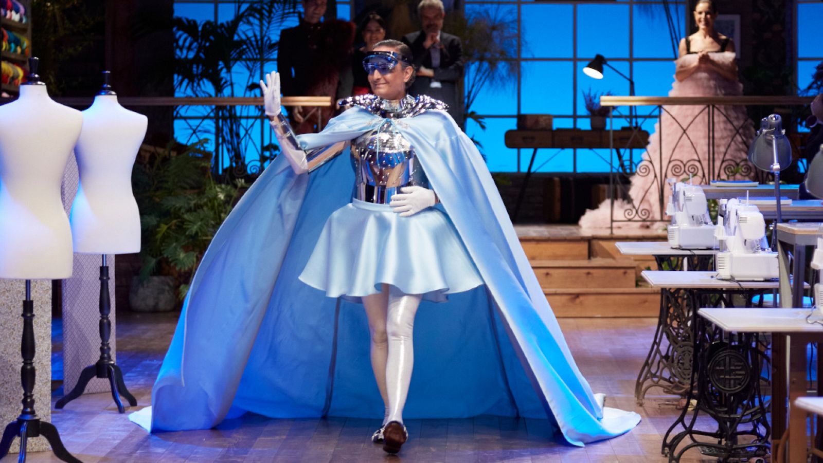 La entrada triunfal de Josie al taller de Maestros de la Costura - Maestros de la costura | Ver