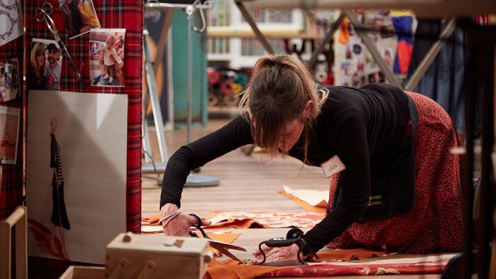 Maestros de la costura - Laura, a punto de abandonar el cosido