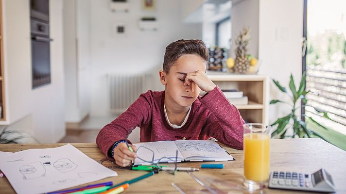 Telediario 1 - COVID persistente en niños: fatiga extrema y problemas de concentración